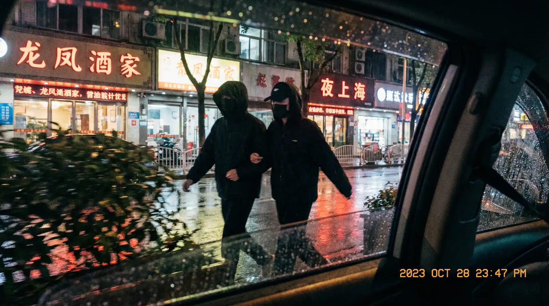 迪拜皇宫平台 - 顶流明星深夜密会现场抓拍照片